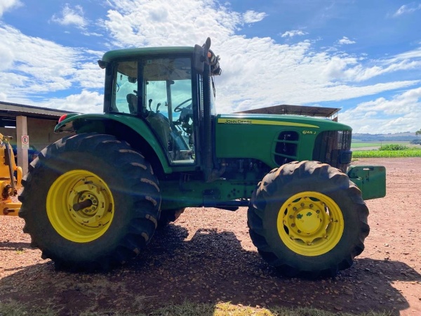 Trator John Deere 6145J ano 2014