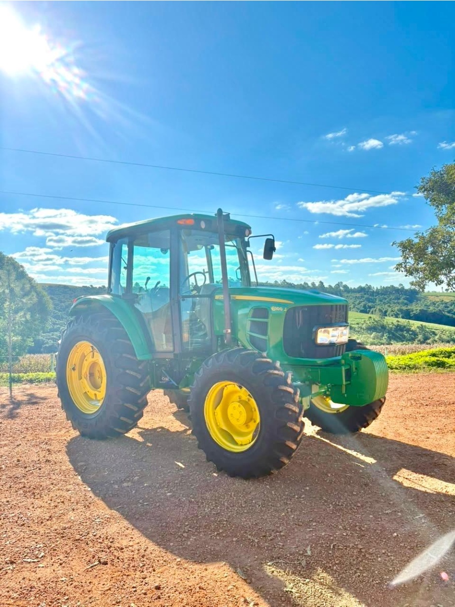 Trator John Deere 6100J ano 2022