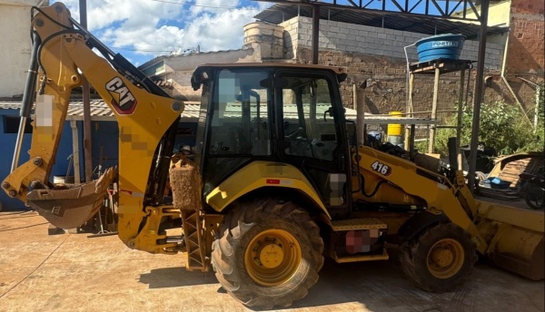 Retroescavadeira Caterpillar 416 ano 2022