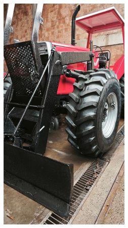 Trator Massey Ferguson MF 660 ano 2000