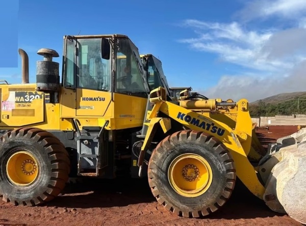 Pá Carregadeira Komatsu WA320 ano 2021