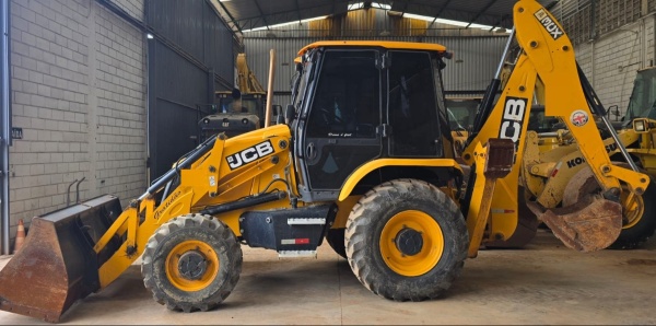 Retroescavadeira JCB 3CX ano 2023