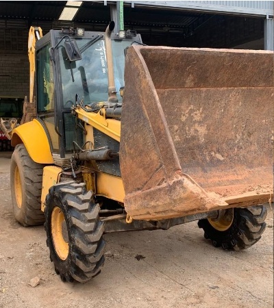 Retroescavadeira New Holland B90B ano 2015