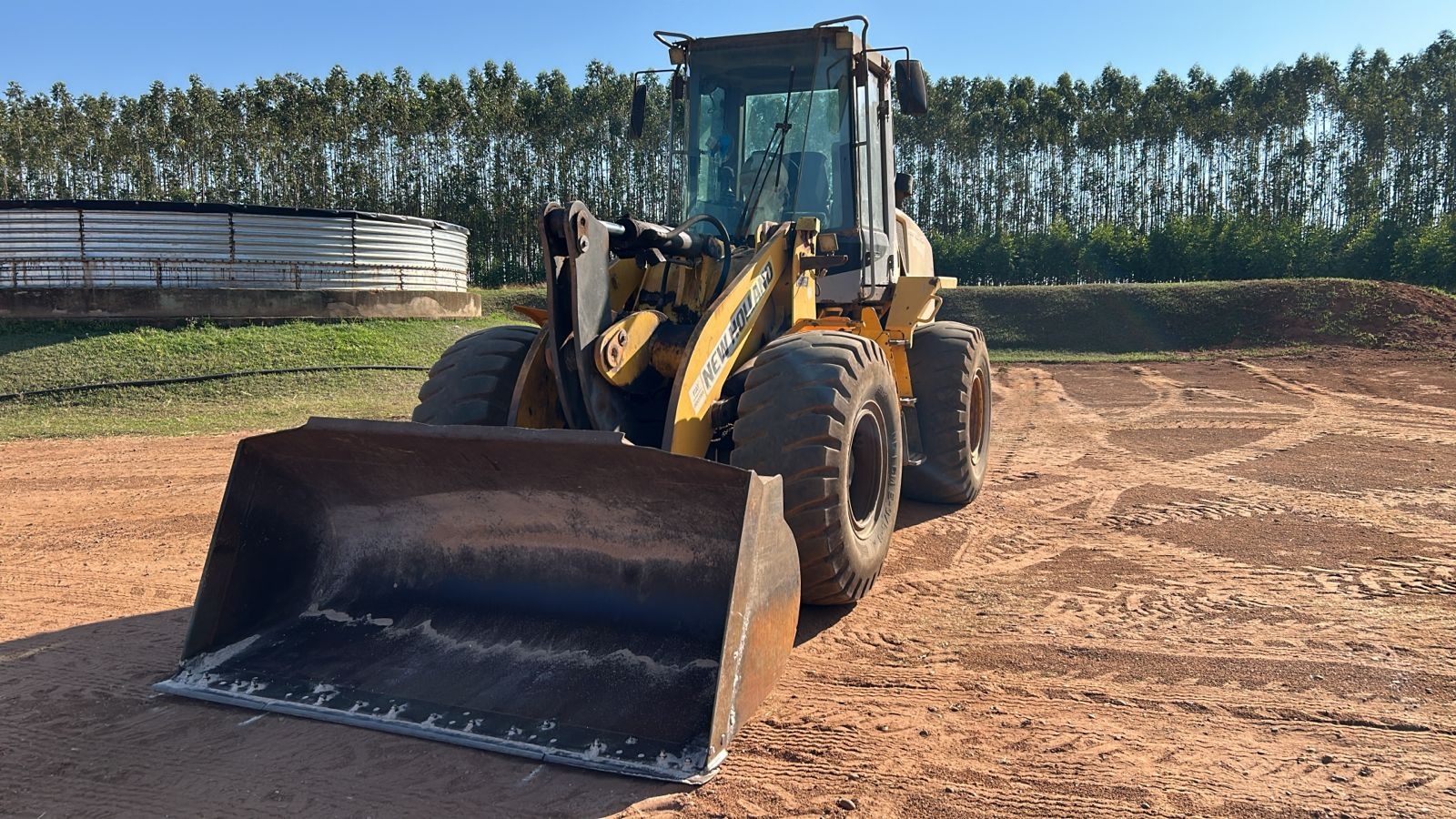 Pá Carregadeira New Holland W130 ano 2012