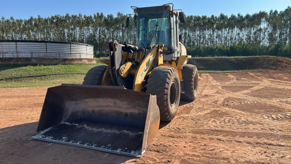 Pá Carregadeira New Holland W130 ano 2012