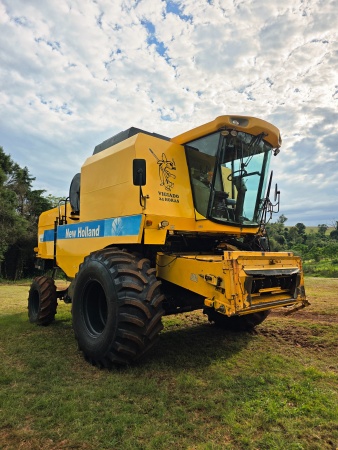 Colheitadeira New Holland TC 5090   ano 2010