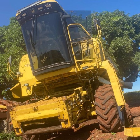 Colheitadeira New Holland TC 57 ano 1998