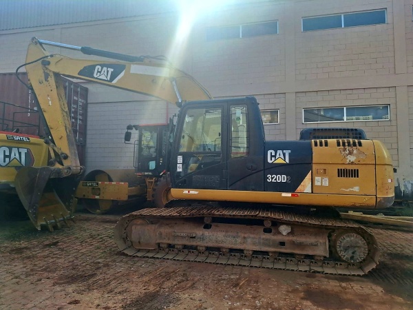 Escavadeira Caterpillar 320 D2L ano 2014