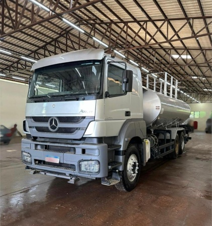 Caminhão Mercedes Benz Axor 3344 ano 2015 - Axor 3344 - Caminhões e Carretas