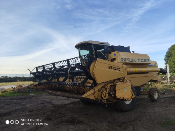 Colheitadeira New Holland TC 57 ano 1997