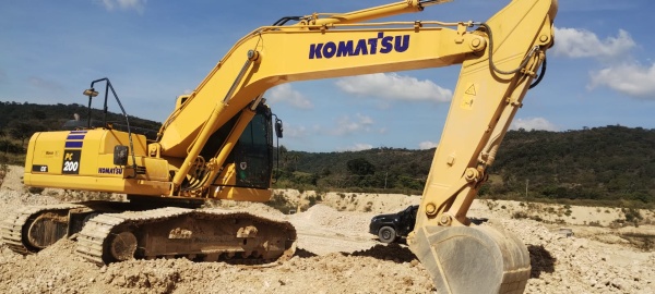 Escavadeira Komatsu PC200 ano 2024
