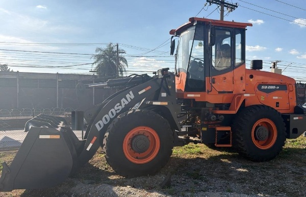 Pá Carregadeira Develon SD200 ano 2023 - SD200 - Máquinas de Linha Amarela