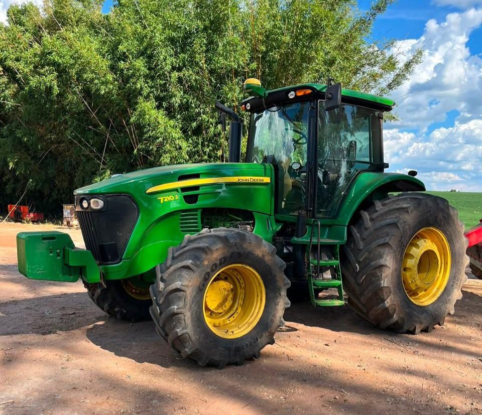 Trator John Deere 7210J ano 2014