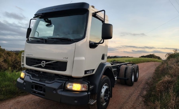 Caminhão Volvo VM 330 6x4 ano 2013