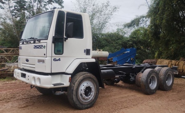 Caminhão Ford Cargo 2622E (6x4) ano 2006