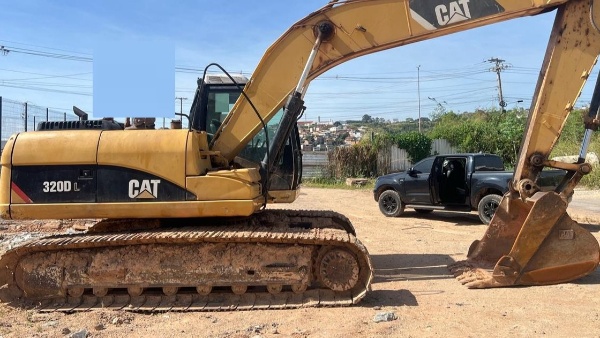Escavadeira Caterpillar 320DL ano 2011