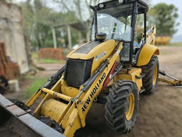 Retroescavadeira New Holland B90B ano 2013