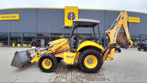 Retroescavadeira New Holland B90B ano 2013