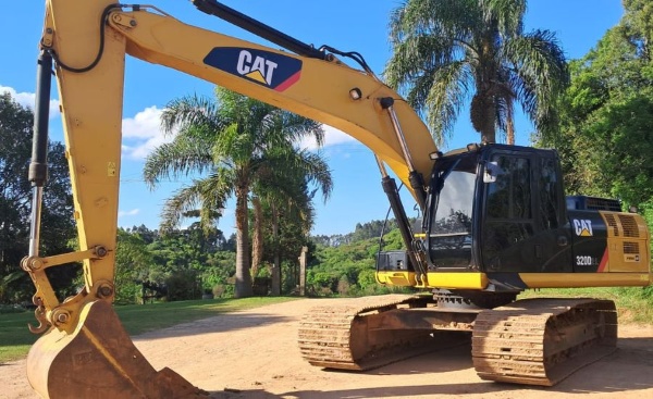 Escavadeira Caterpillar 320 D2L ano 2015