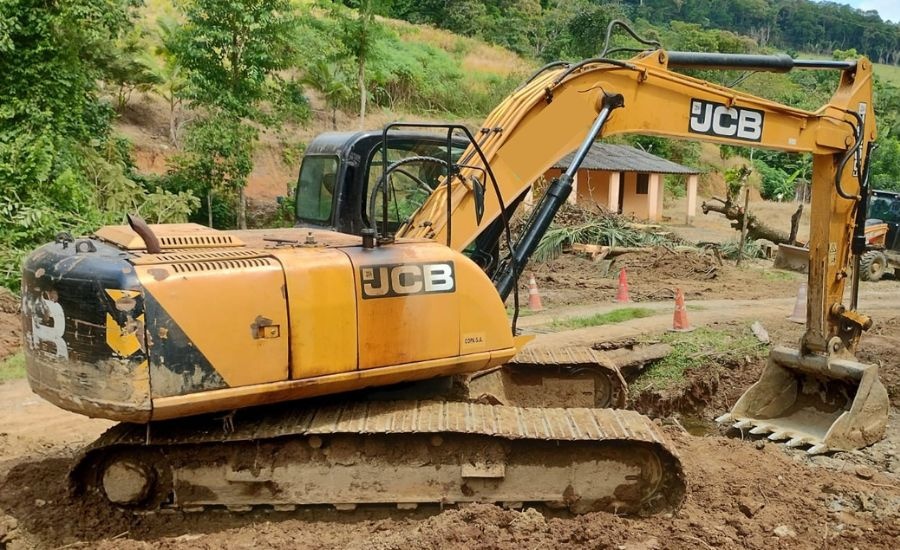 Escavadeira JCB JS200 LC ano 2013
