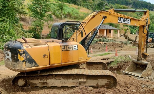 Escavadeira JCB JS200 LC ano 2013