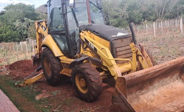 Retroescavadeira Caterpillar 416 E ano 2013
