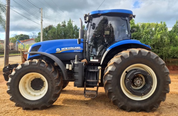 Trator New Holland T7.240 ano 2018 - T7.240 - Máquinas Agrícolas