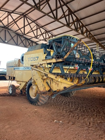 Colheitadeira New Holland TC 57 ano 1994