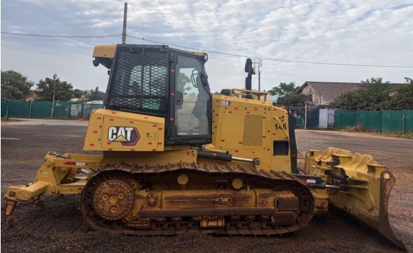 Trator de Esteira Caterpillar D4 ano 2022 - D4 - Máquinas de Linha Amarela
