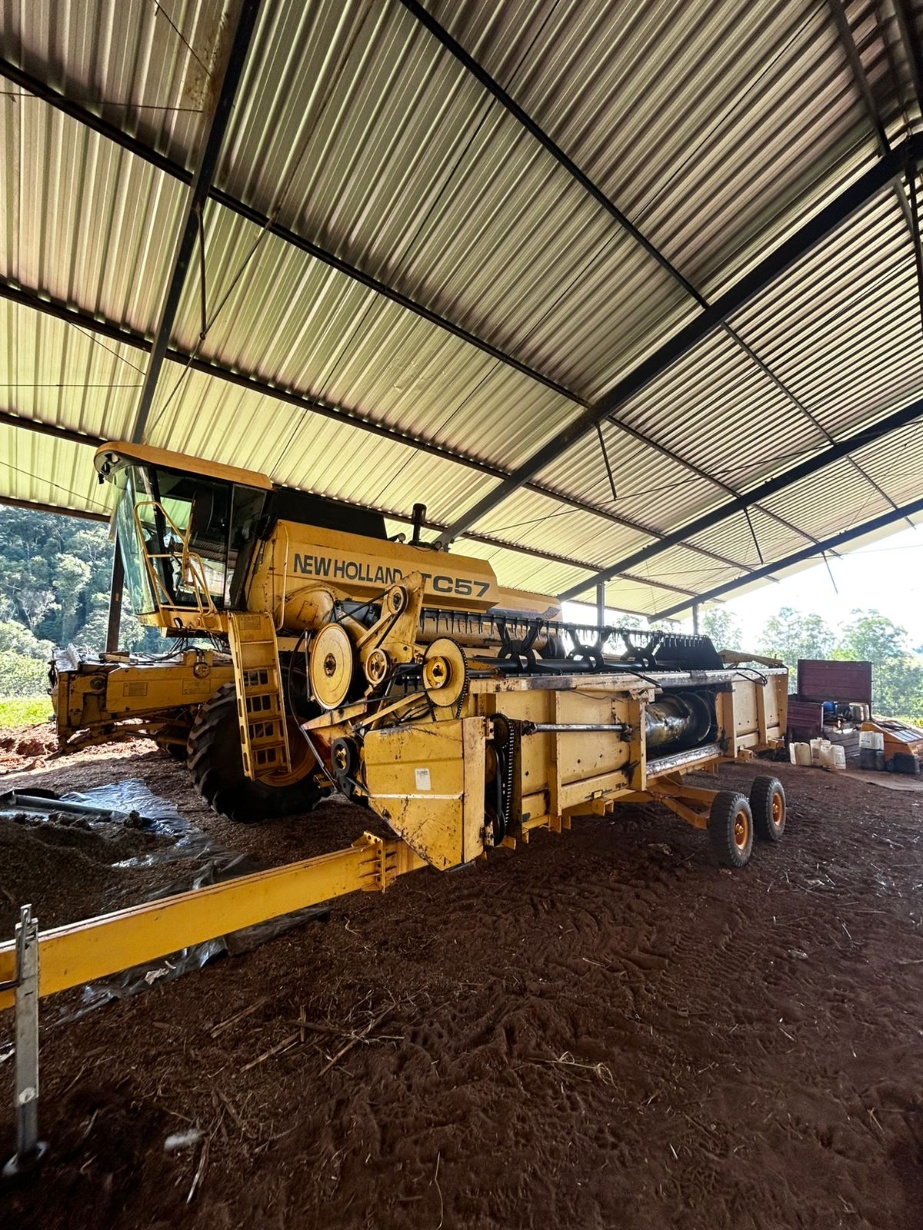 Colheitadeira New Holland TC 57 ano 2000