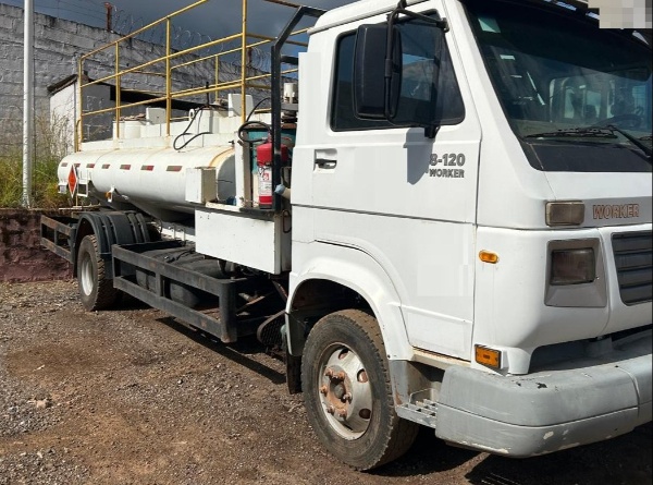 Caminhão Volkswagen 8.120 ano 2011