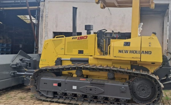 Trator de Esteira New Holland D130 ano 2005