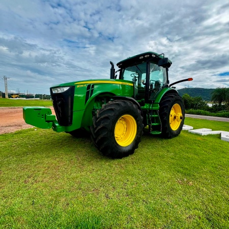 Trator John Deere 8335R ano 2014