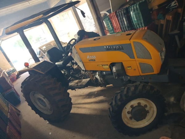 Trator Valtra A550 ano 2015