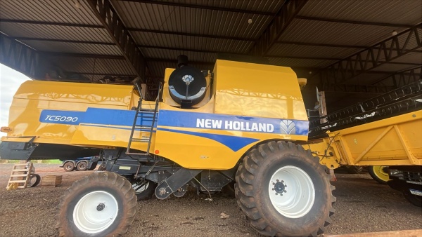 Colheitadeira New Holland TC 5090   ano 2011