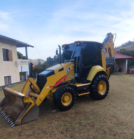 Retroescavadeira Caterpillar 416 ano 2023