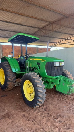 Trator John Deere 5085E ano 2011
