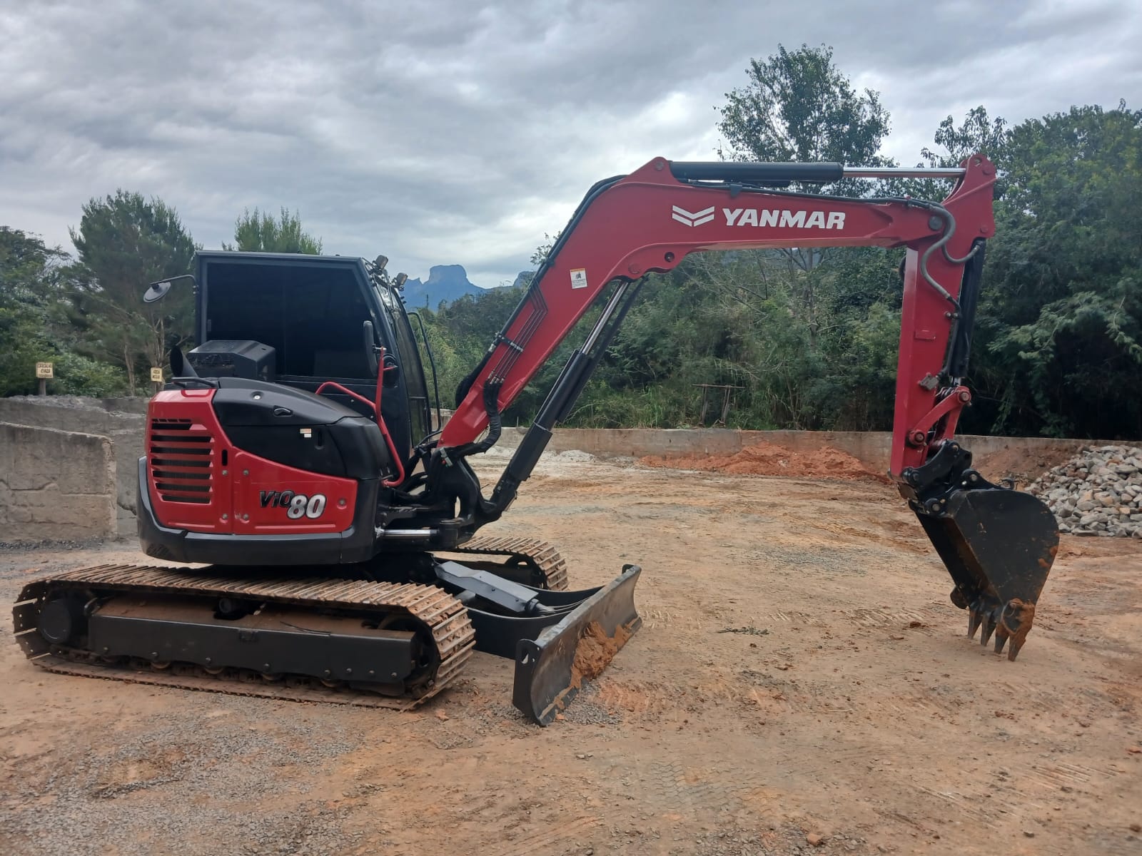 Mini Escavadeira Yanmar VIO 80 ano 2022