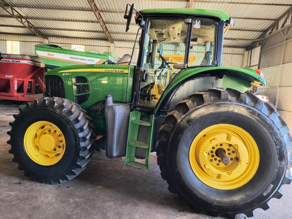 Trator John Deere 6165J ano 2012