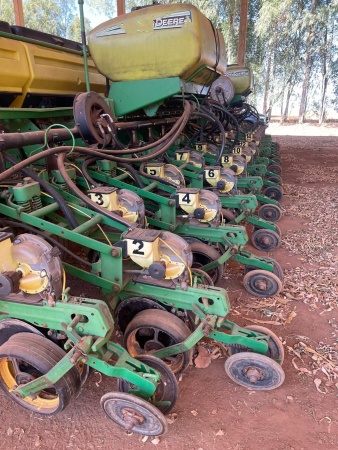 Plantadeira John Deere 2122 ano 2012