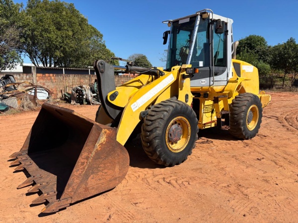 Pá Carregadeira New Holland W130 ano 2008