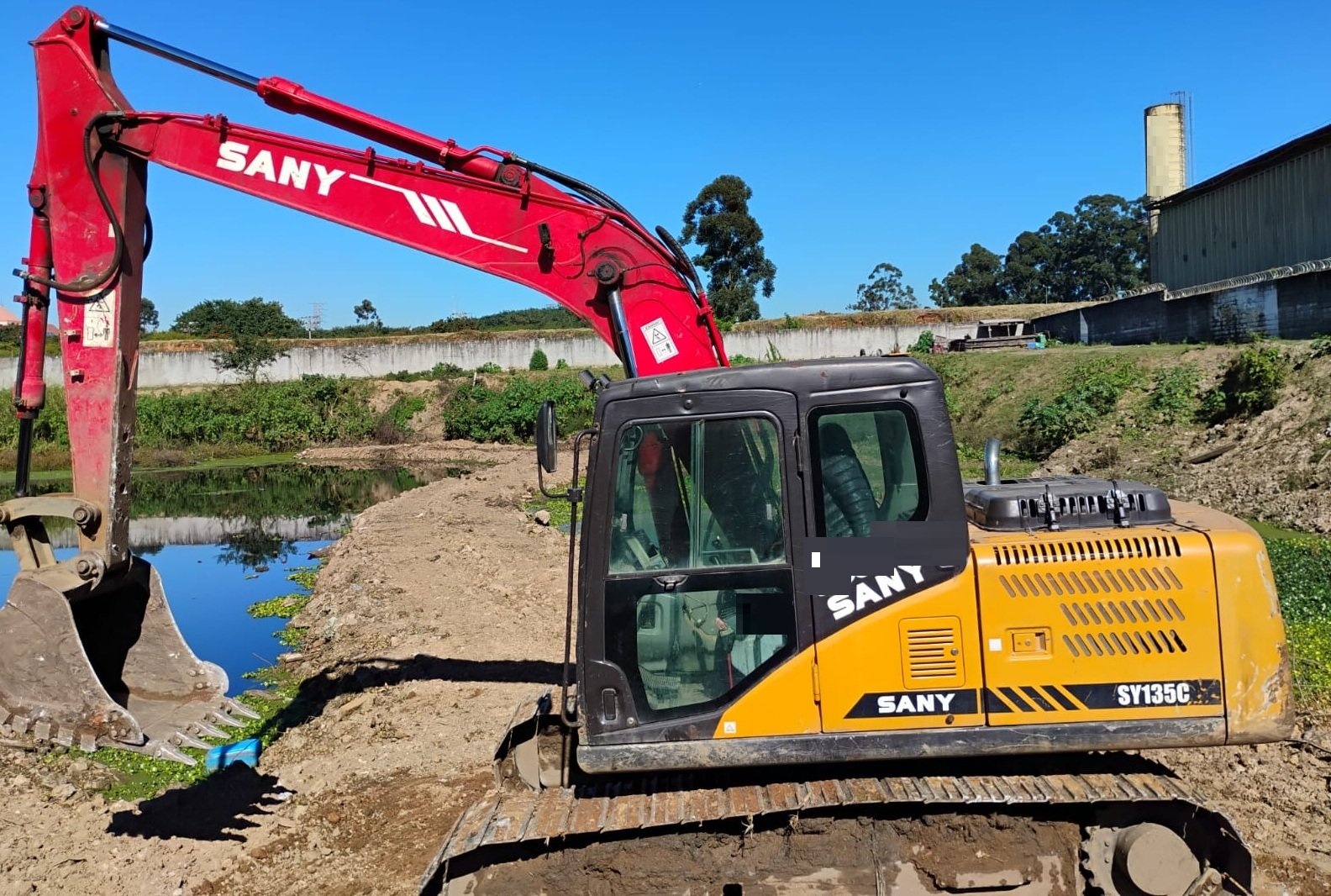 Escavadeira SANY SY135 C ano 2014