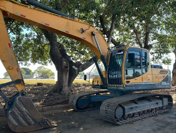 Escavadeira Hyundai R220LC-9 - R220LC-9 - Máquinas de Linha Amarela