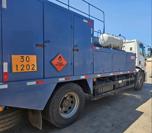 Caminhão Ford CARGO 1717 ano 2012