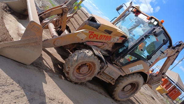 Retroescavadeira Caterpillar 416 F2 ano 2021
