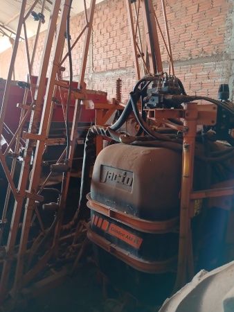 Pulverizador Jacto CONDOR 800 LTRS BARRA 14M ano 2012