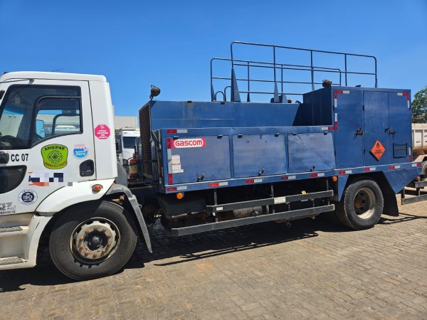 Caminhão Ford CARGO 1717 ano 2012