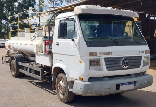 Caminhão Volkswagen 8.120 ano 2011