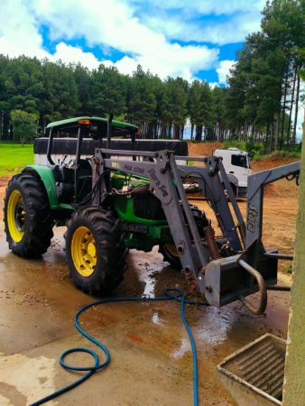 Trator John Deere 6415 ano 2008