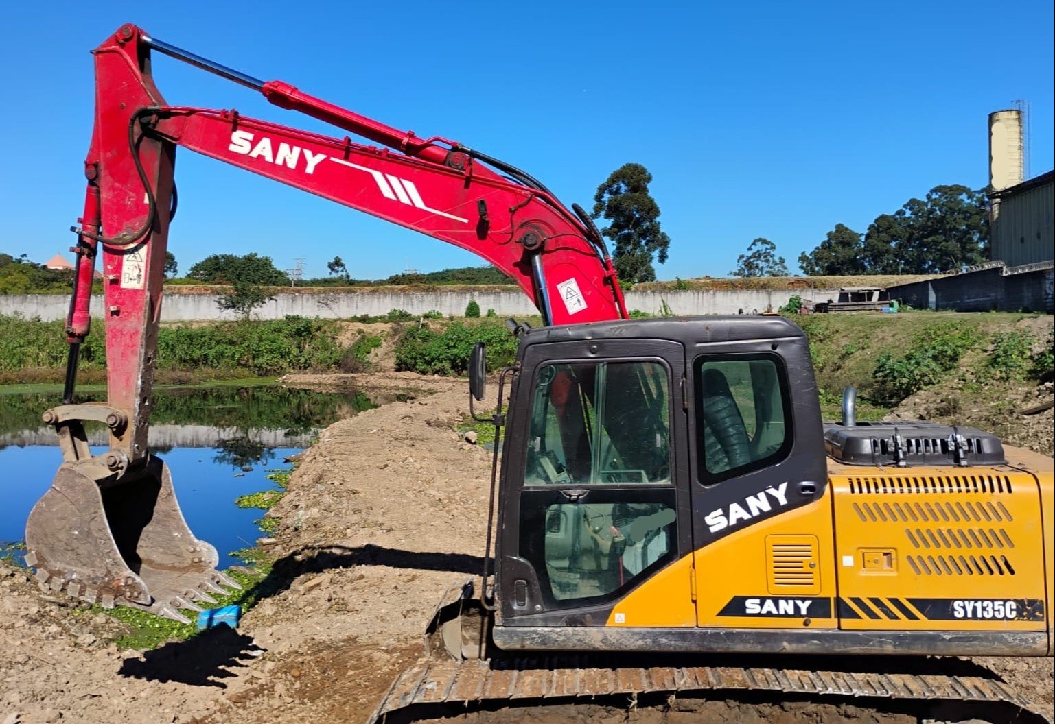 Escavadeira SANY SY135 C ano 2014